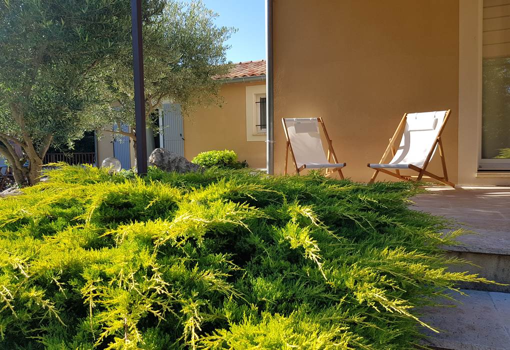 Chaises longues sur la terrasse du gîte Moments merveilleux en Provence