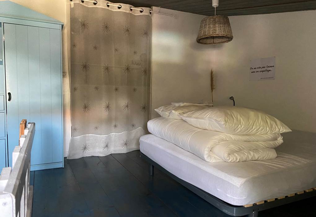 Chambre en duplex avec 1 lit de 140cm et salle d'eau