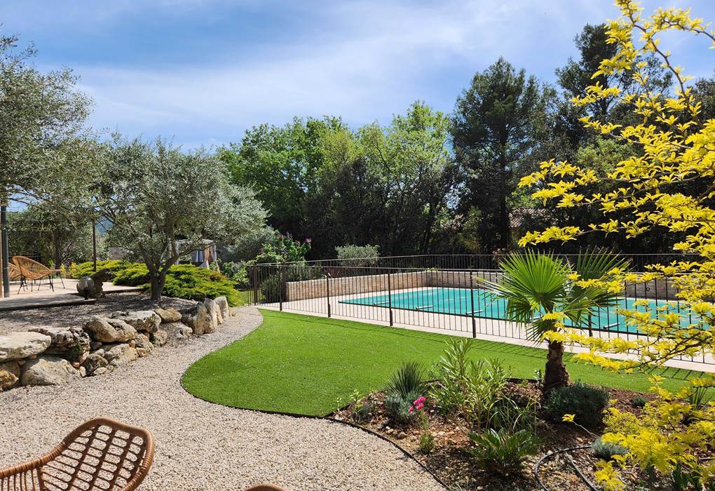 24 terrasse rires de provence au printemps