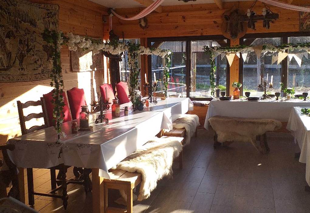 Auberge cuisine, salon avec jeux médiévaux et sociétés et la salle du roi