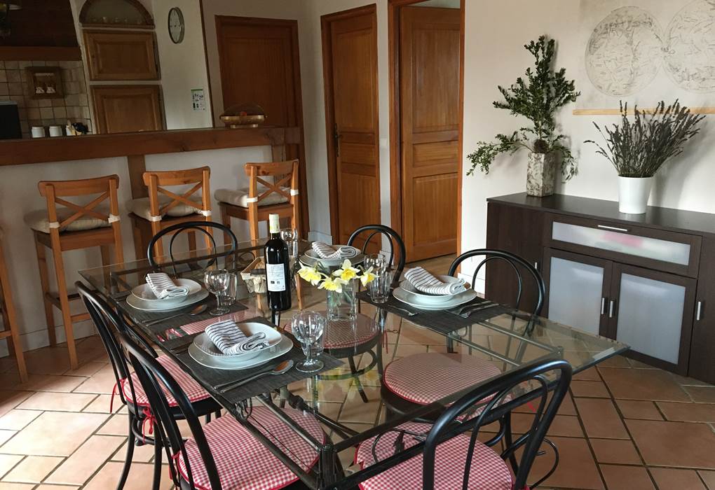 Vue de la salle-à-manger sur la cuisine