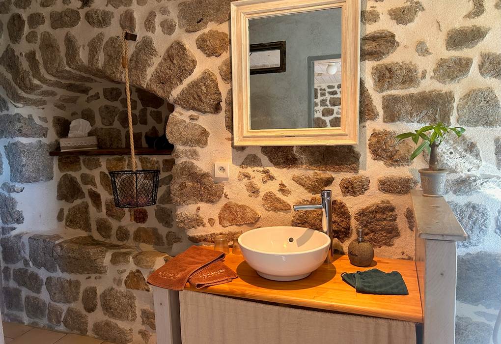 la calade chambres d'hotes et espace bien être ardèche salle de bain chambre ardoise