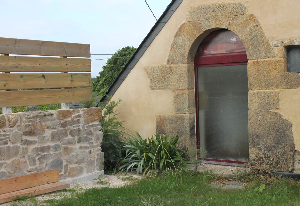 Porte en pierre de Logonna, typique et datant du début du 16 ème siècle