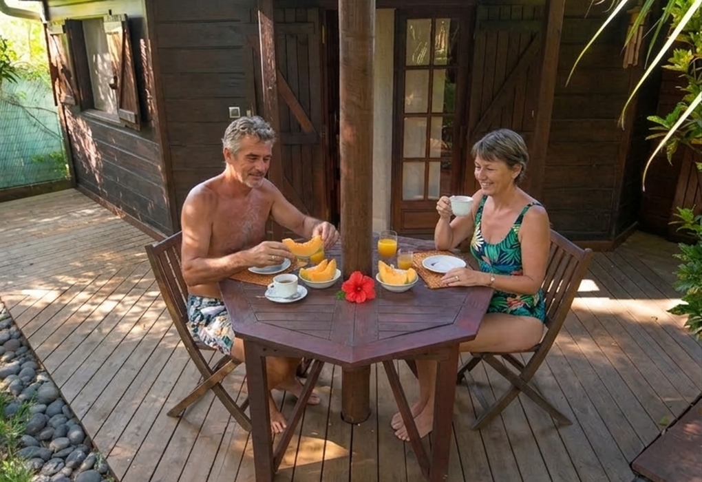 Petit déjeuner  sur la terrasse, après un plongeon dans la piscine....