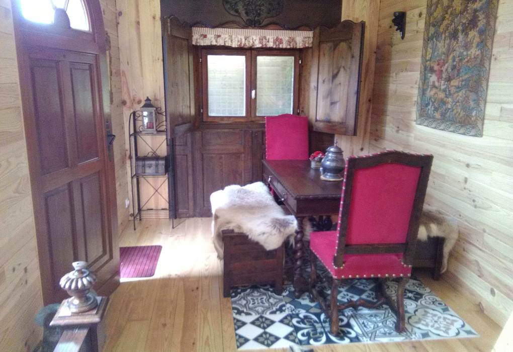 chambre du roi avec coin table