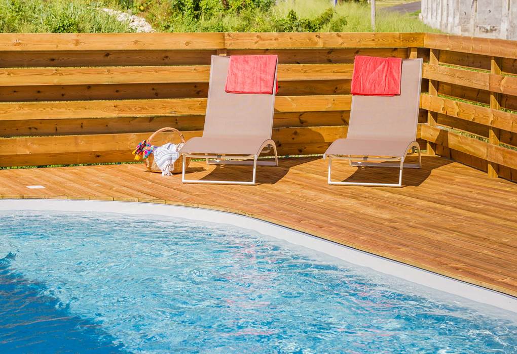 7  transats autour de la piscine