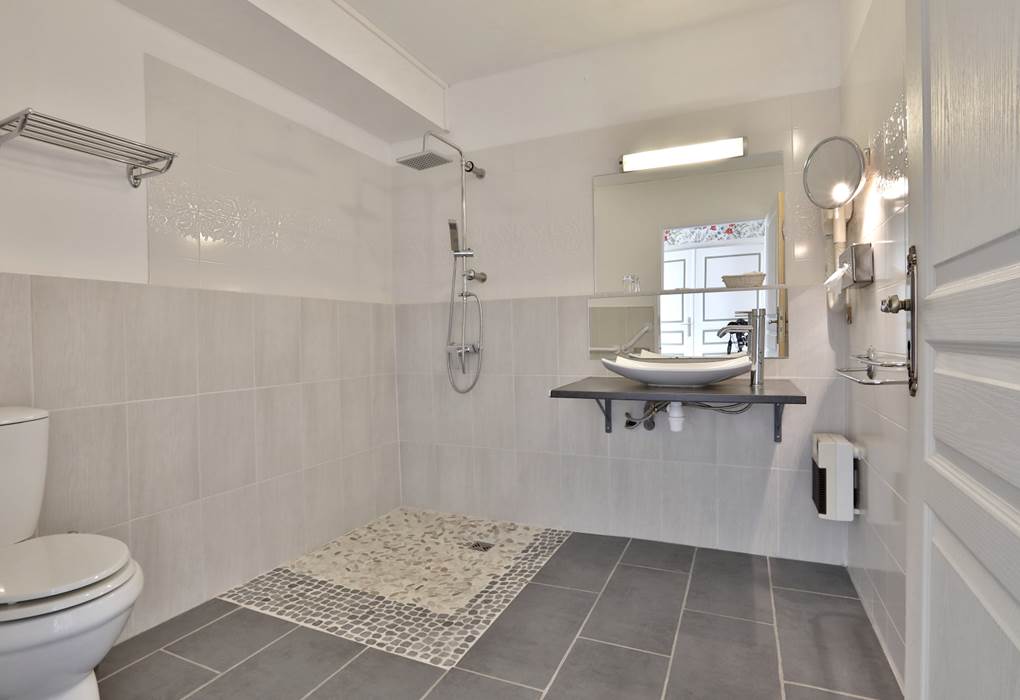 Gîte Junior Suite Gentilhommière chambre 25 PMR avec salle de douches PMR en RdC