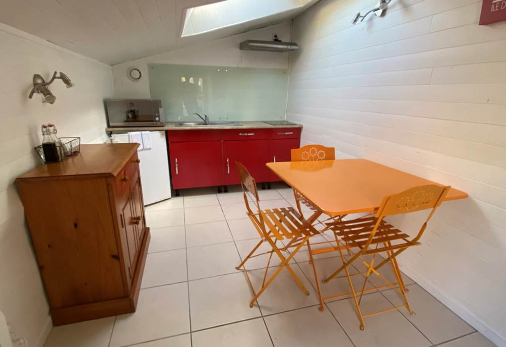 Pièce avec cuisine et coin repas