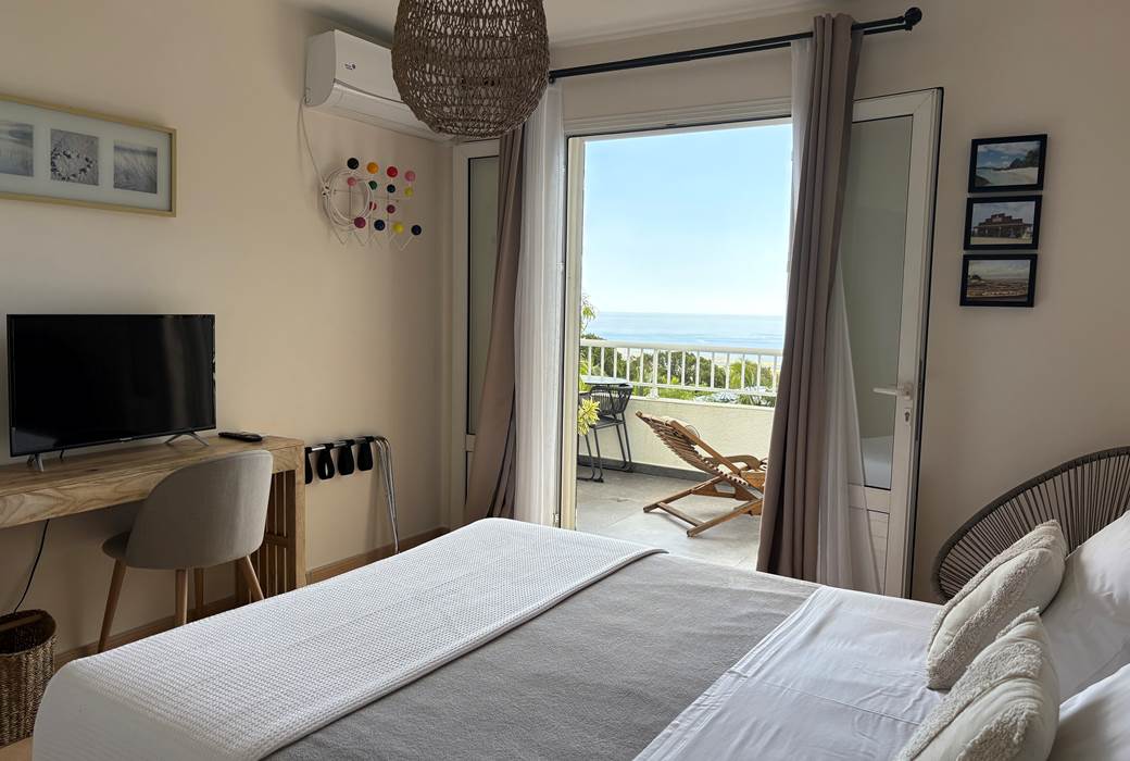 Chambre Galabé et sa terrasse vue mer, lit Queen-size et climatisation