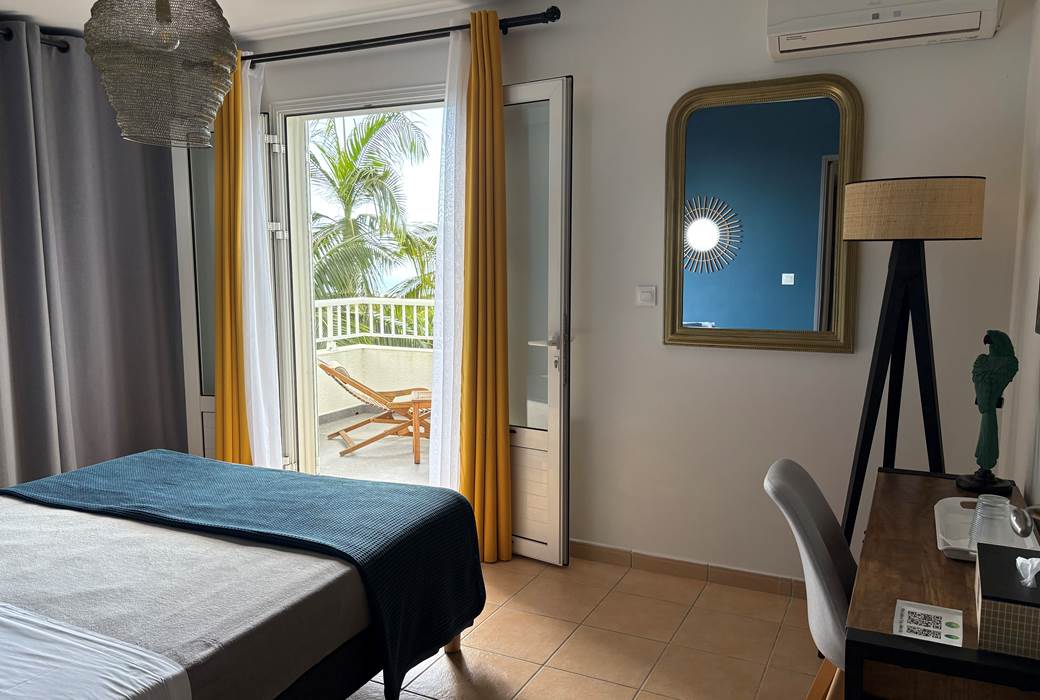 Chambre Tafia et sa terrasse vue mer, lit Queen-size et climatisation