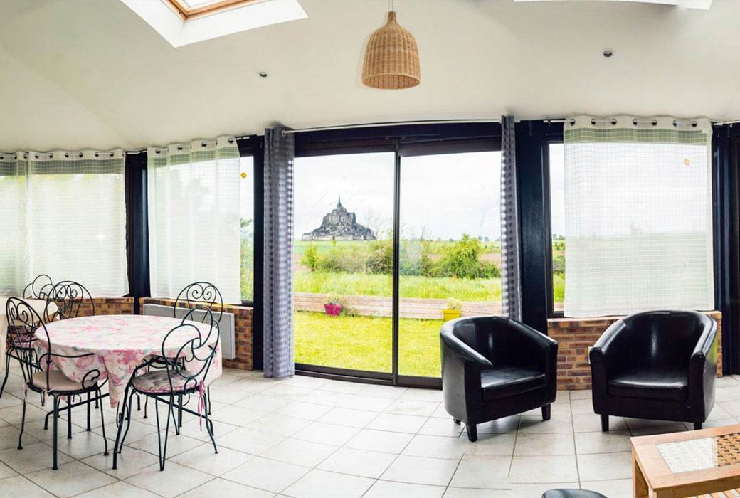 Gite pour 12 personnes, salon avec vue imprenable sur le mont Saint Michel,