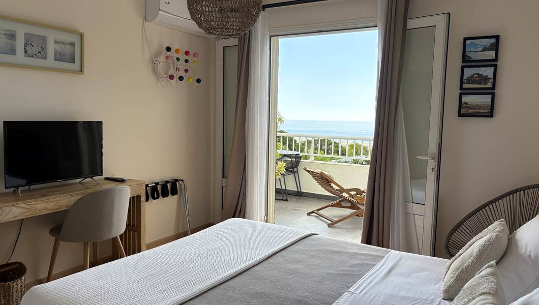 Chambre Galabé et sa terrasse vue mer, lit Queen-size et climatisation