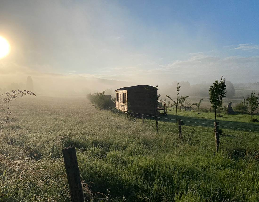 Les terres de la chouette, roulotte dans la brume matinale