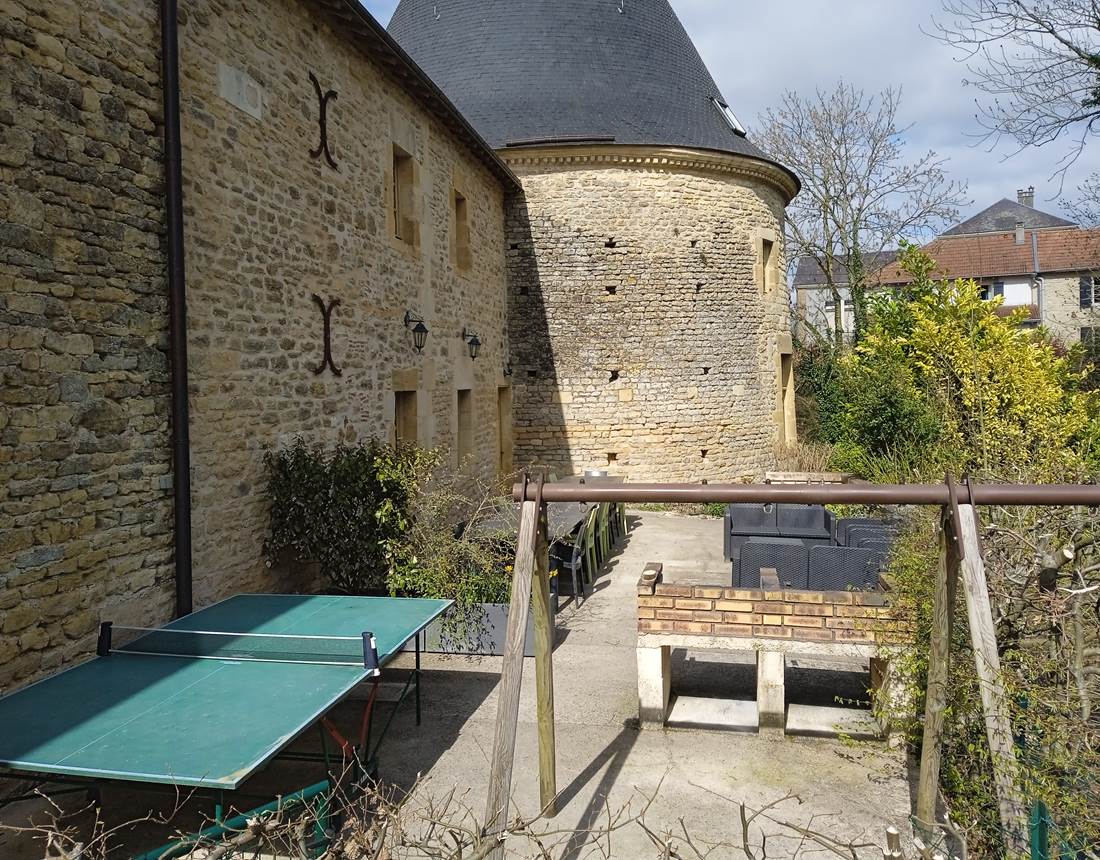 table de ping-pong et balançoire