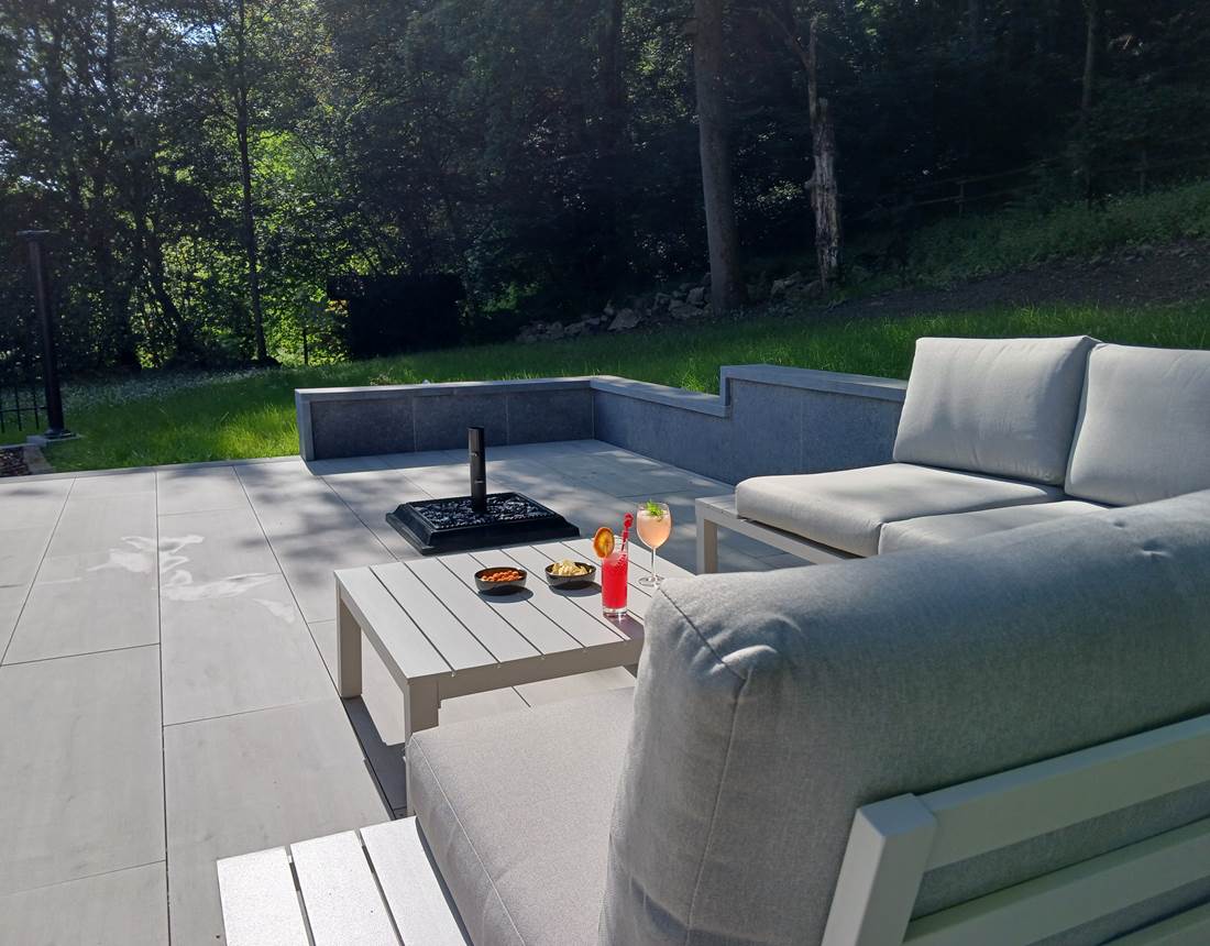 terrasse arrière ombragée avec vue sur le bois