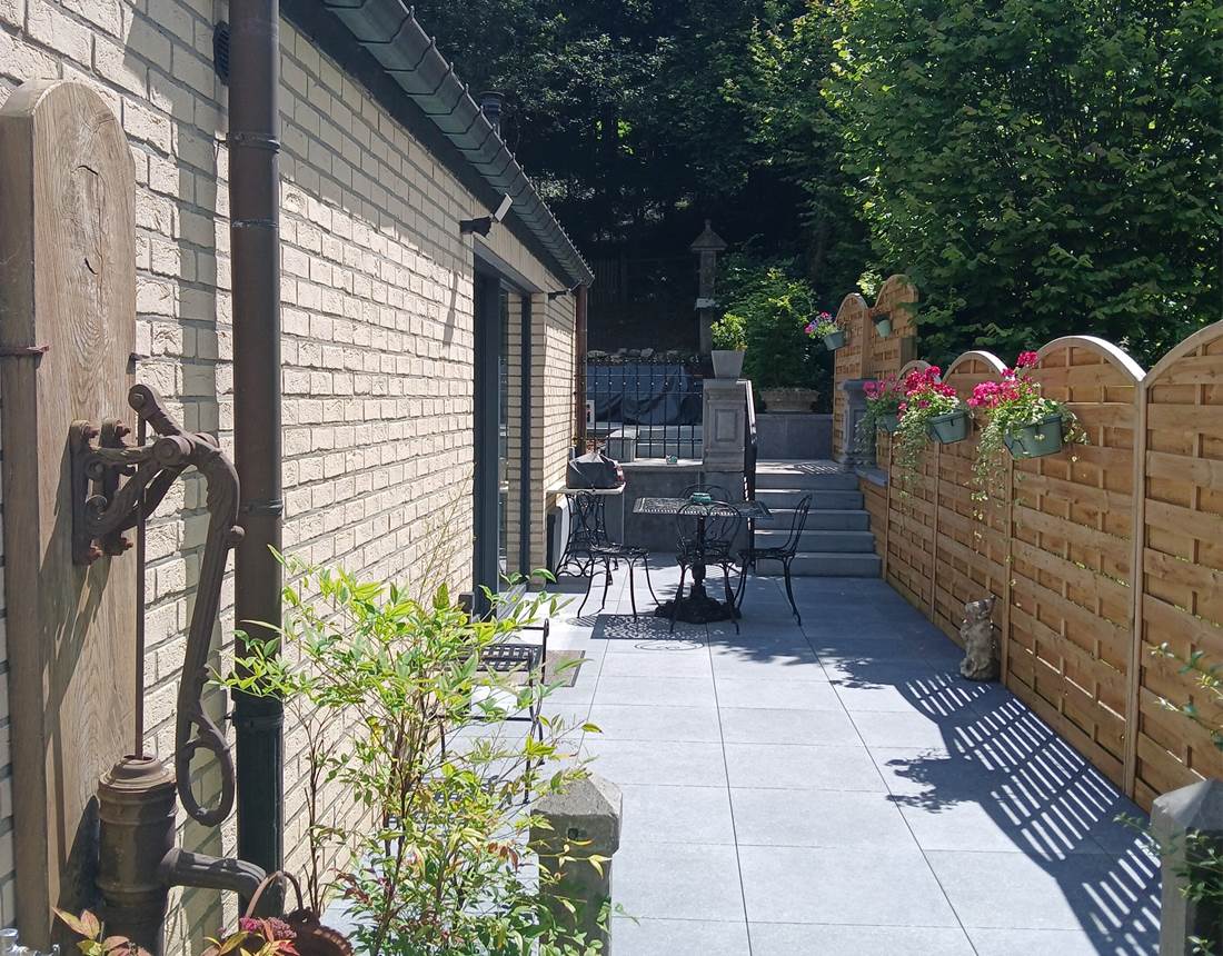 allée de l'entrée arborée