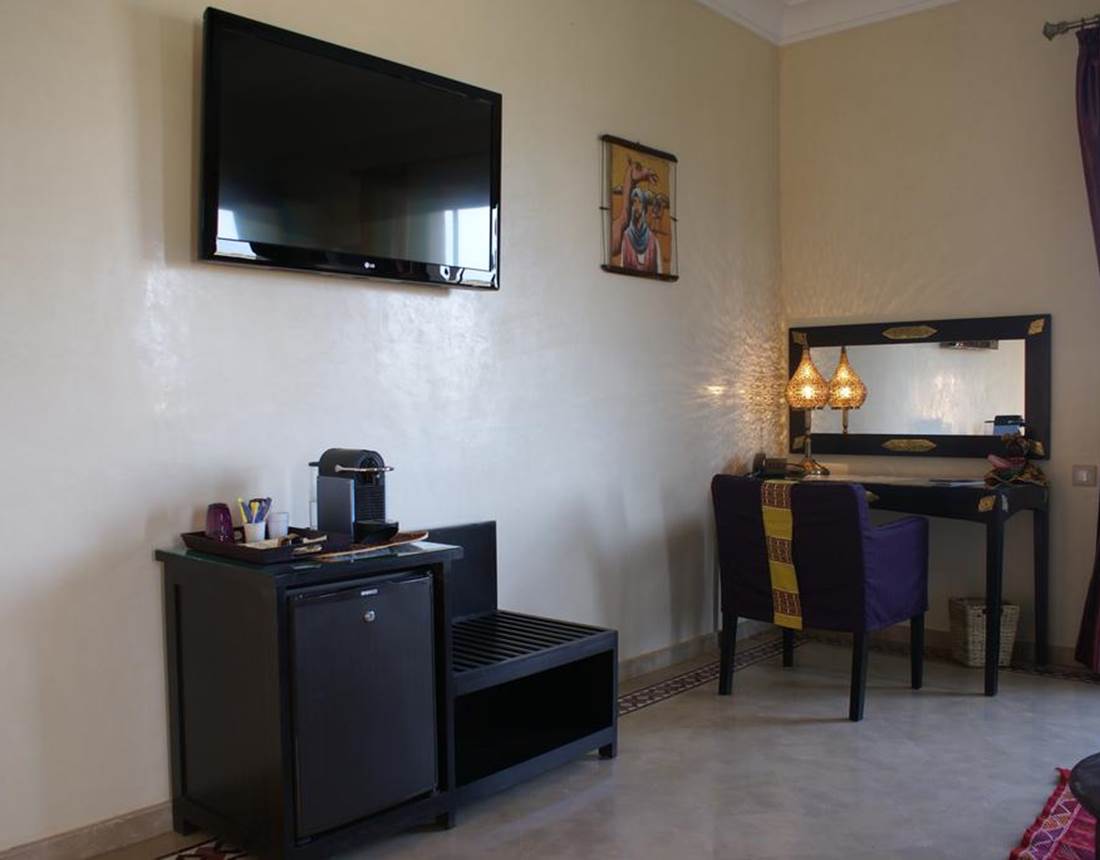 Télévision, minibar et machine à café Nespresso chambre Safran - Villa Aâlma d'Or à Marrakech