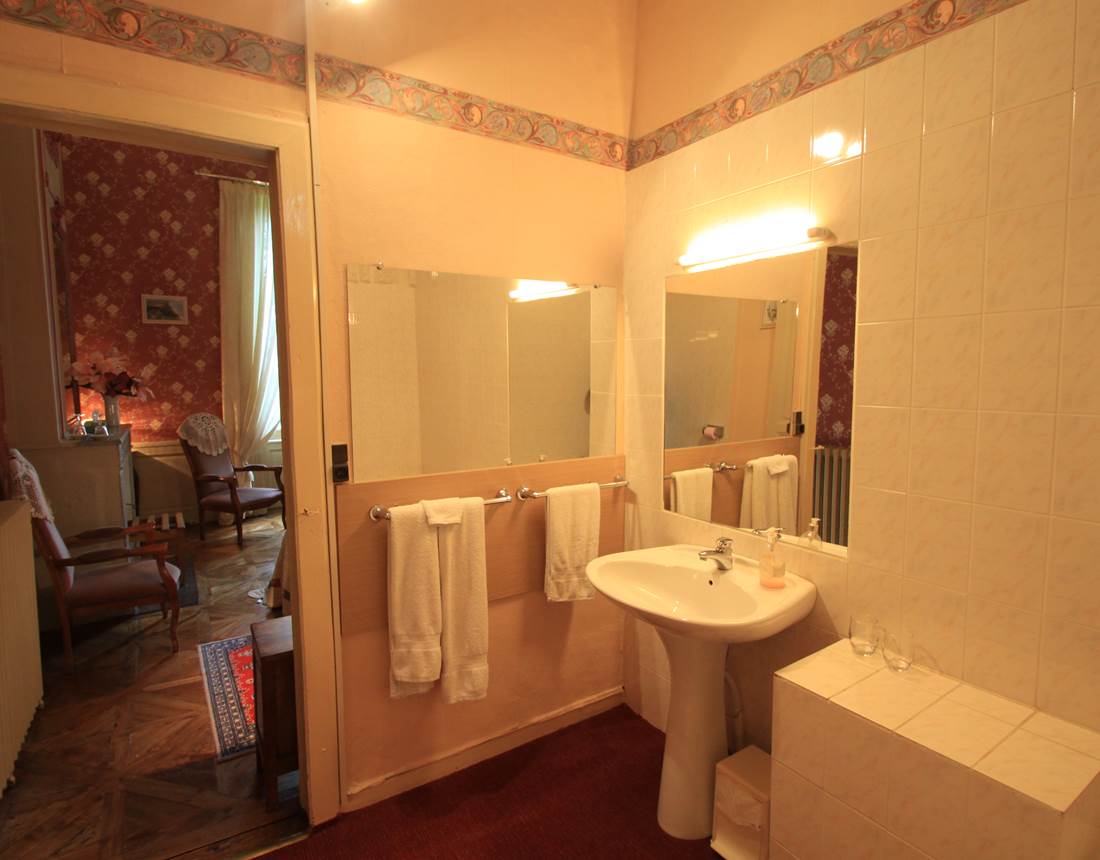 Chambre Delavier   salle de bain avec baignoire