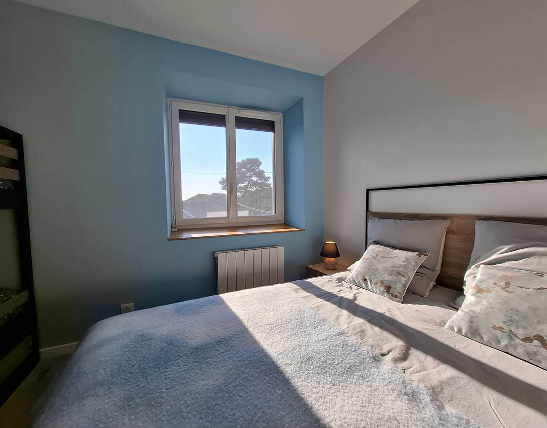 Chambre familiale bleue vue campagne clos des hirondelles limousin