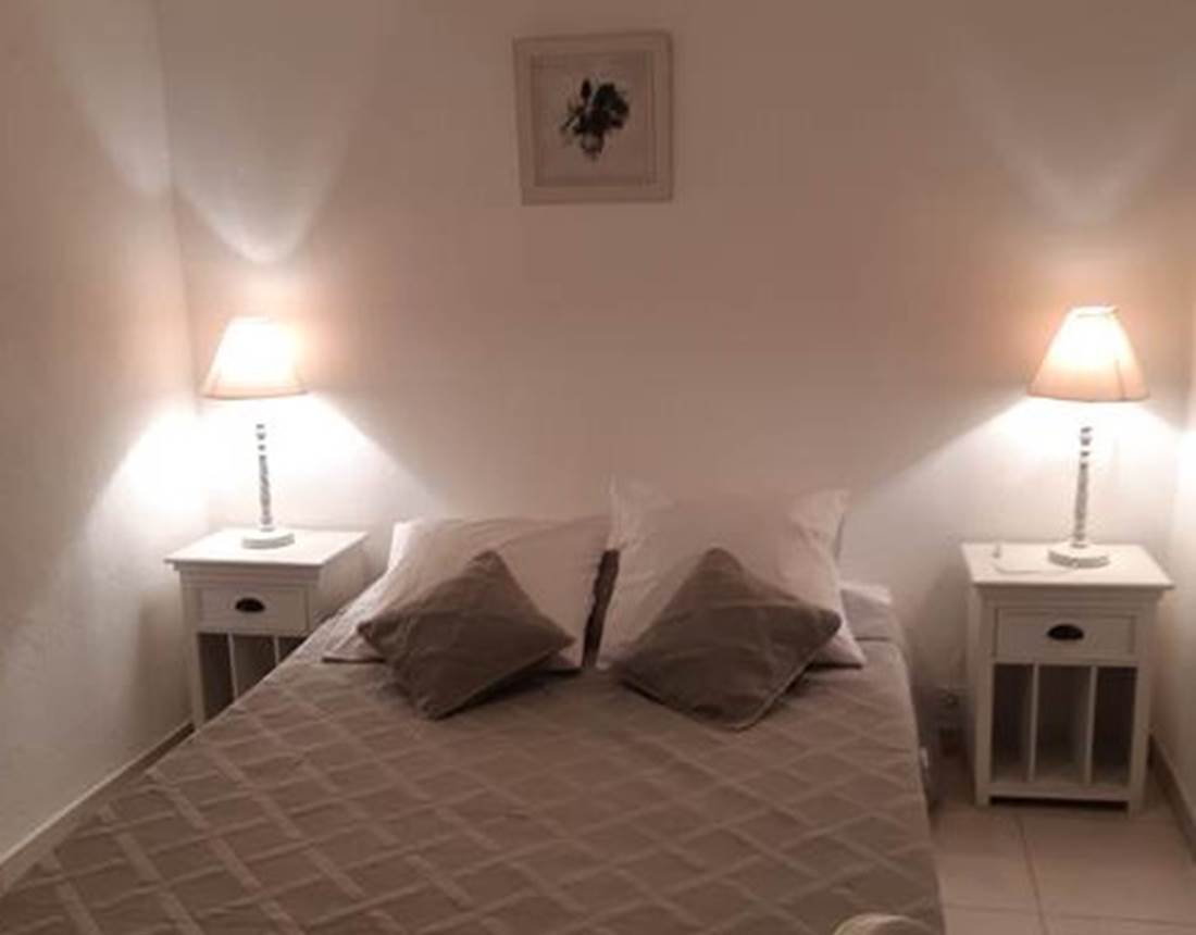 chambre lit double  appartement " Les Romarins"