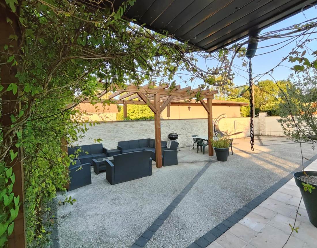 vaste-terrasse-couvignon-proche-nigloland