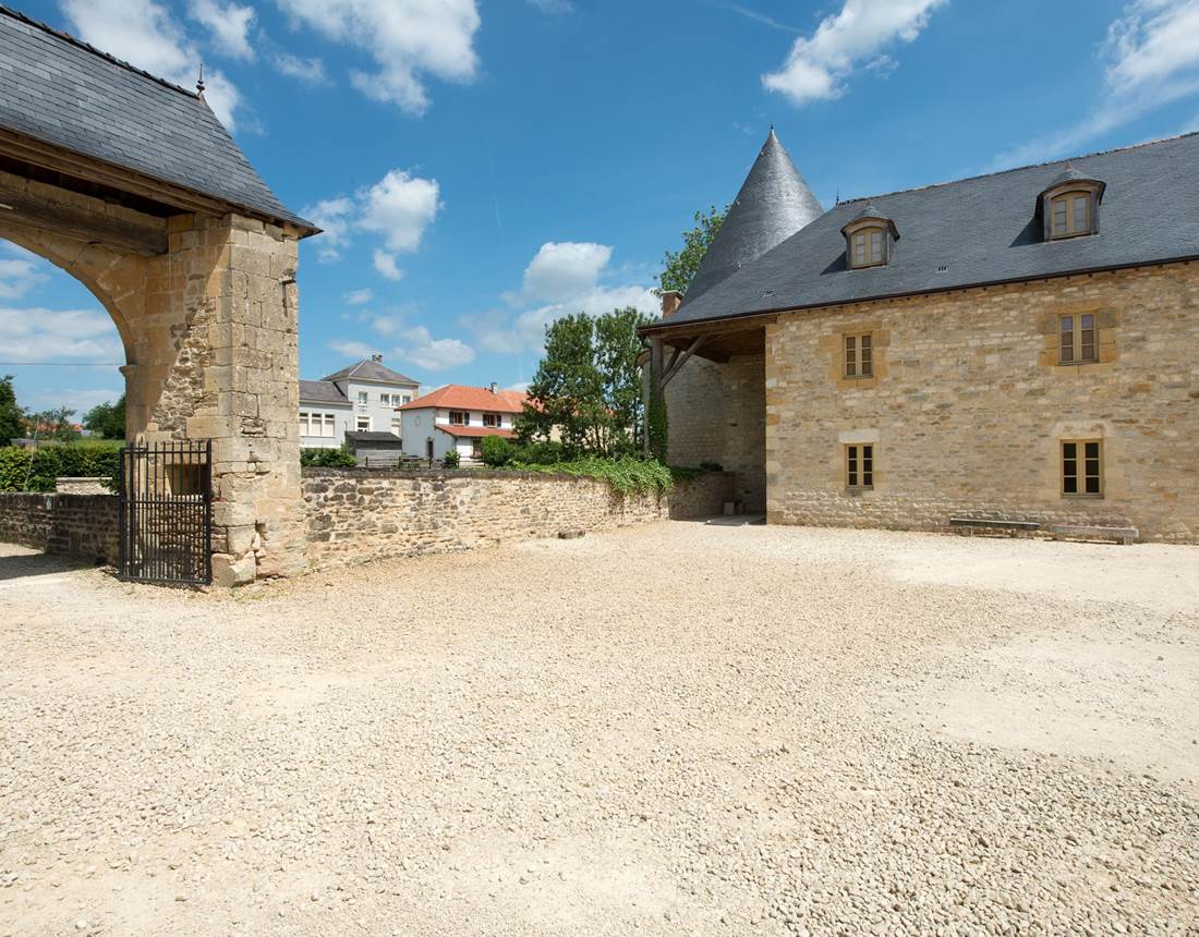 gîte du pont vu de la cour