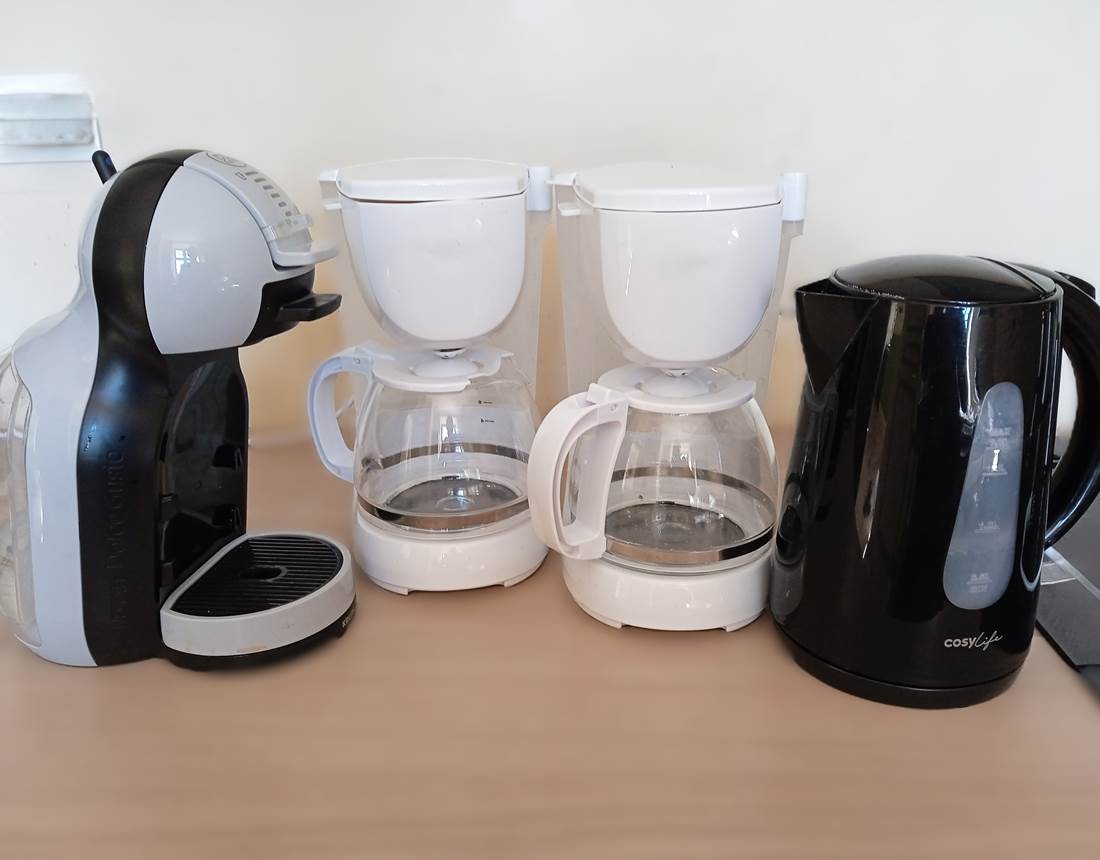 1 bouilloire, 2 cafetières filtre, 1 machine à dosette de type Dolce Gusto