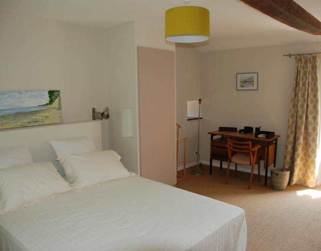 chambre 1, un lit double queen size