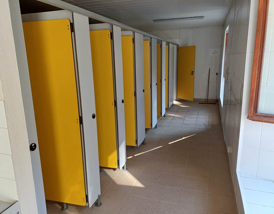 VUE DES SANITAIRES DU CAMPING