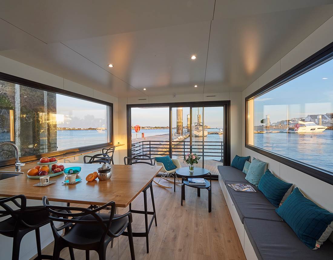 Lodge boat l'Endroit - coin salon ©Y. Zedda