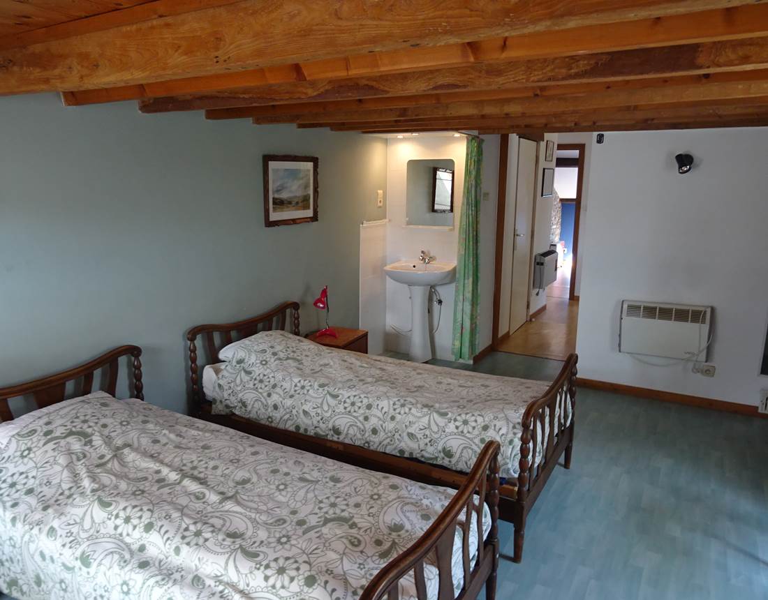 chambre 3 avec coin lavabo