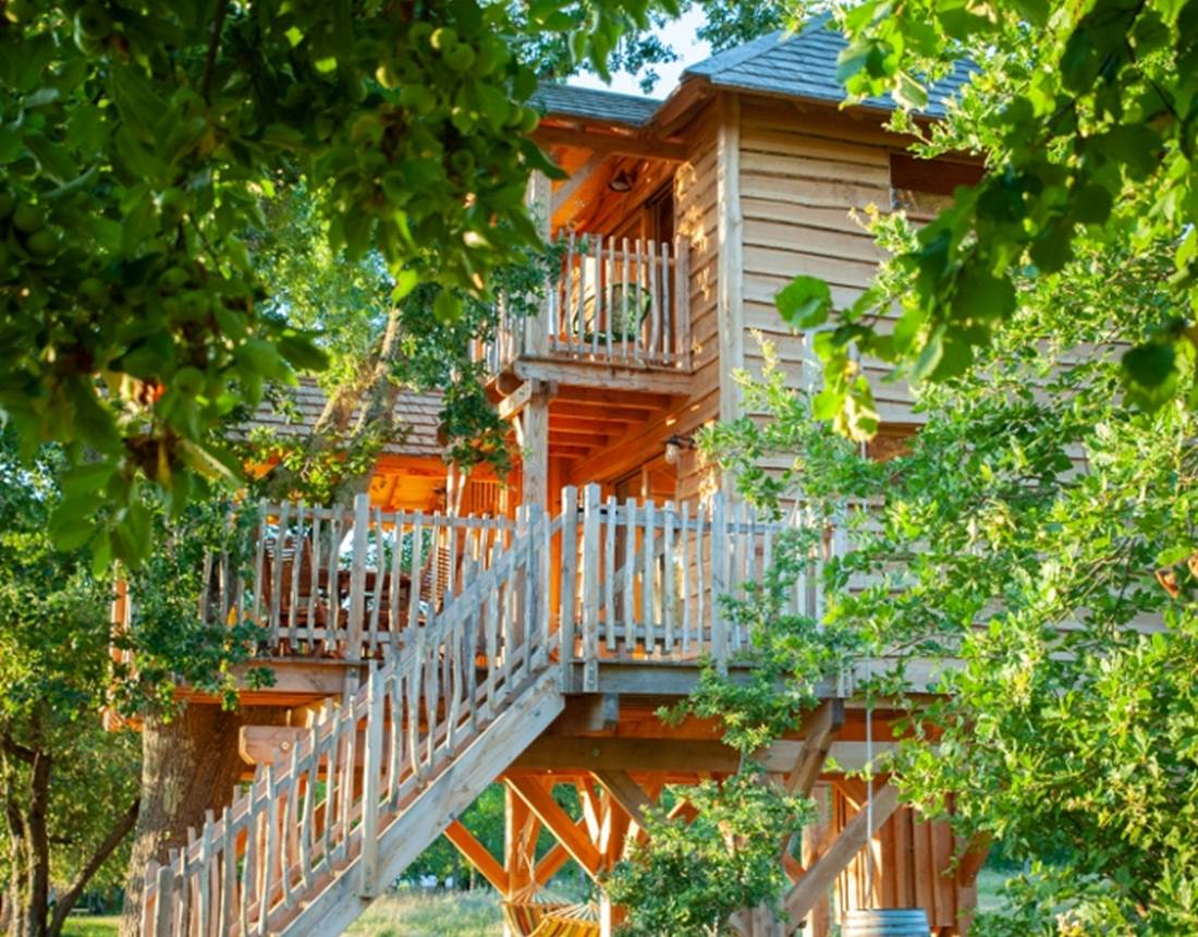 Vue extérieure Grande Cabane perchée Dordogne Périgord INYAQAB Cause de Clérans