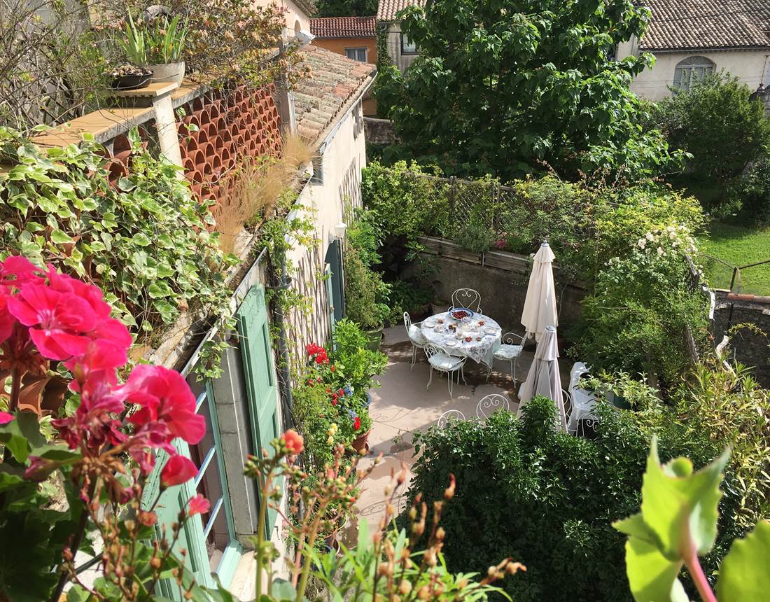la terrasse fleurie pour petits-déjeuners et dîners