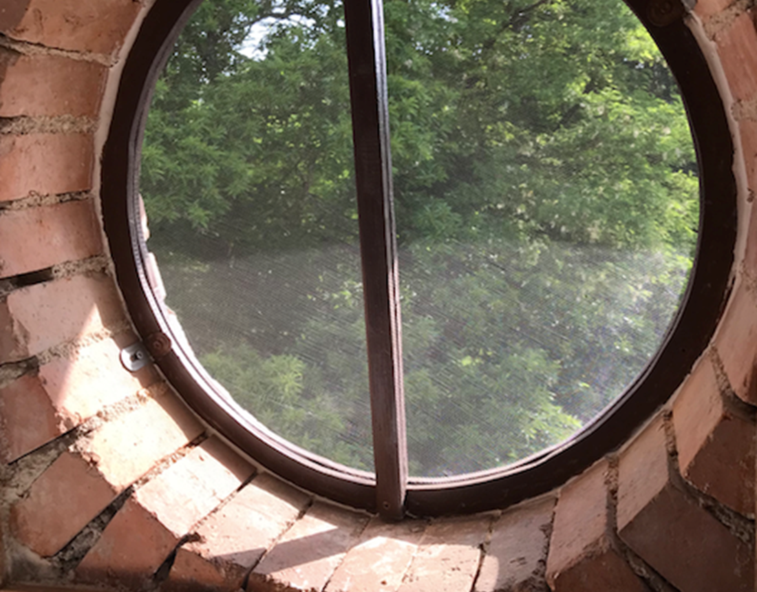 Chambre Belvédère - une des 4 fenêtres "oeil de boeuf" avec vue sur le parc