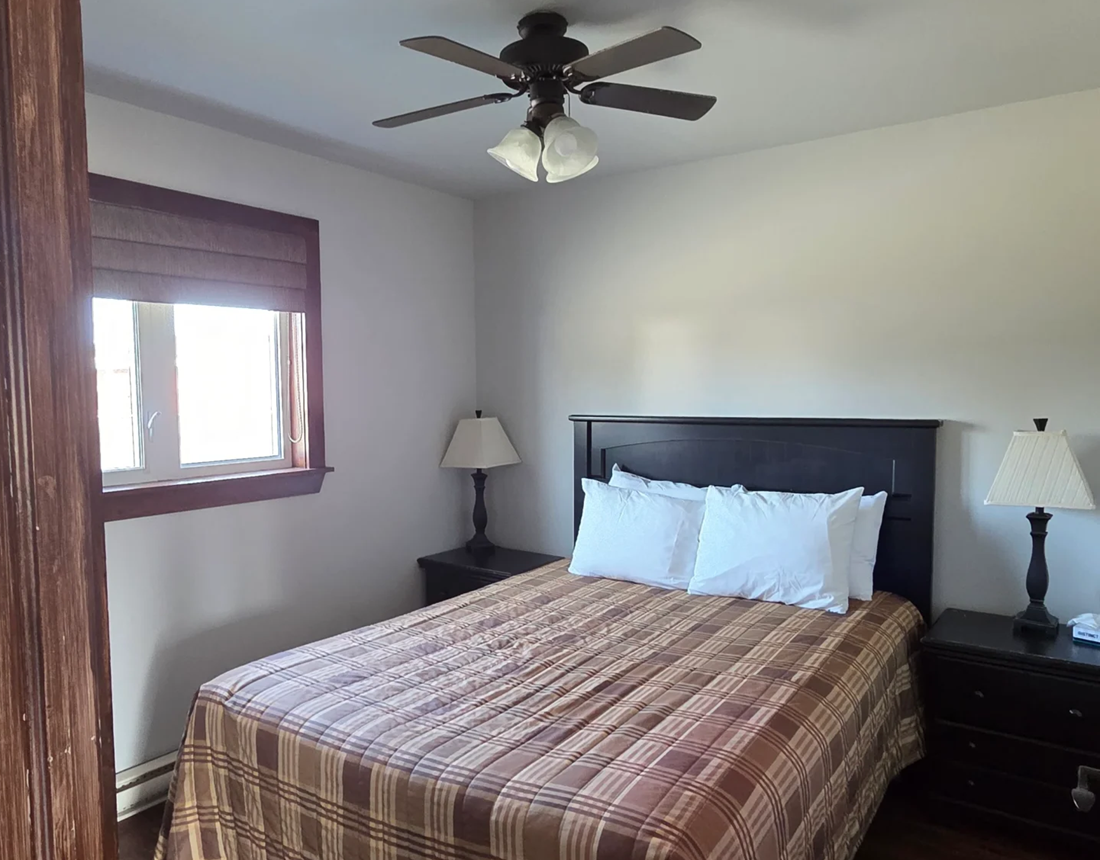 Chambre avec lit queen, idéale pour 2 personnes