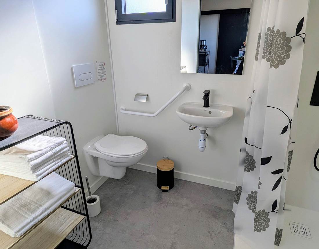 salle-de-bains-adaptée-PMR