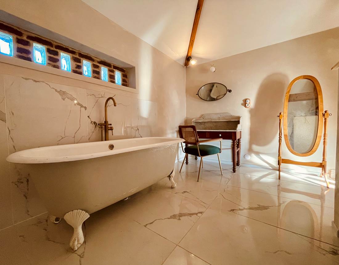 Baignoire et coiffeuse