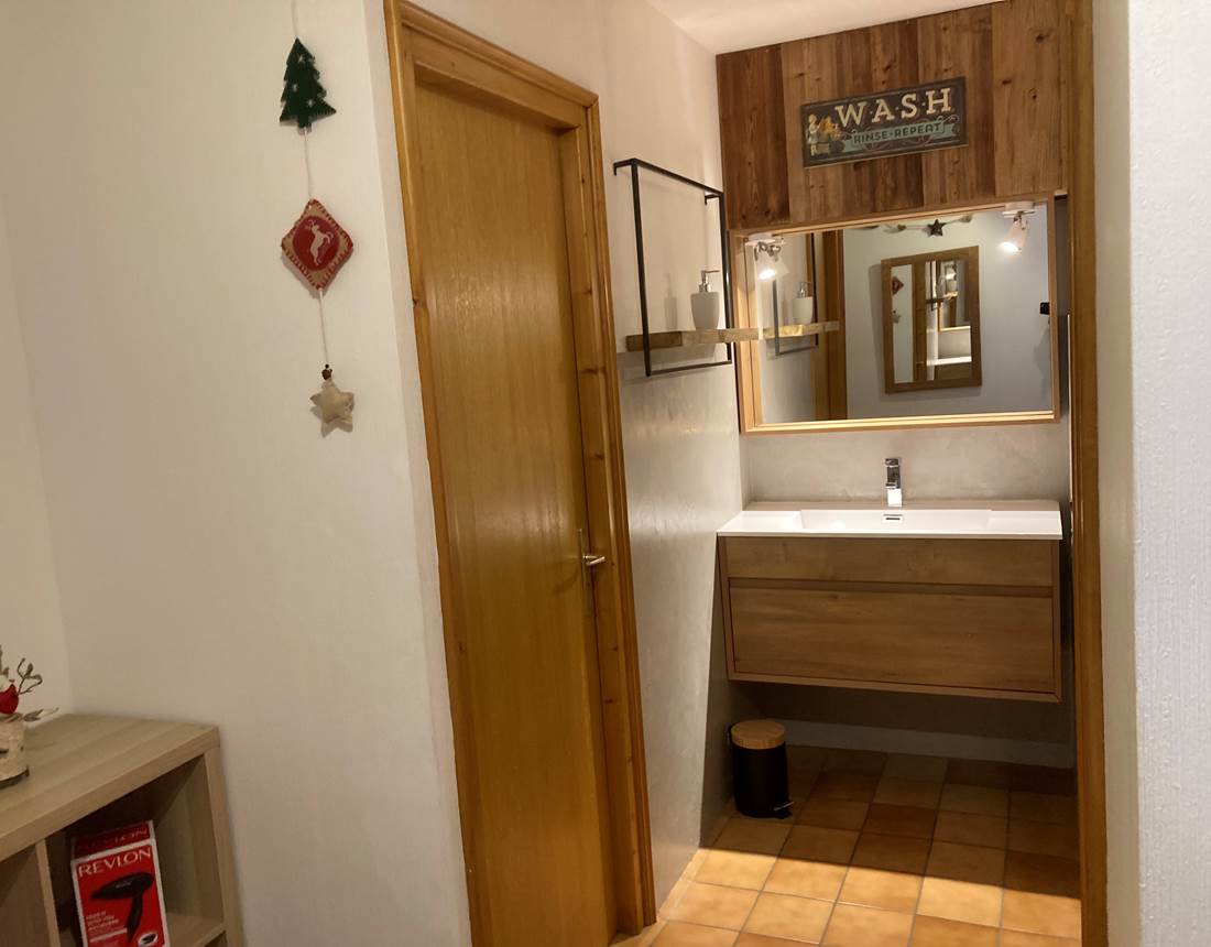 Lavabo + Douche + wc séparés au rez de jardin