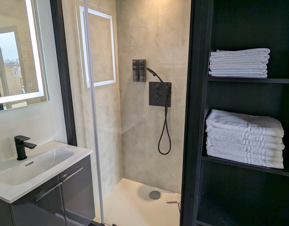 salle-de-bains-avec-douche-spacieuse