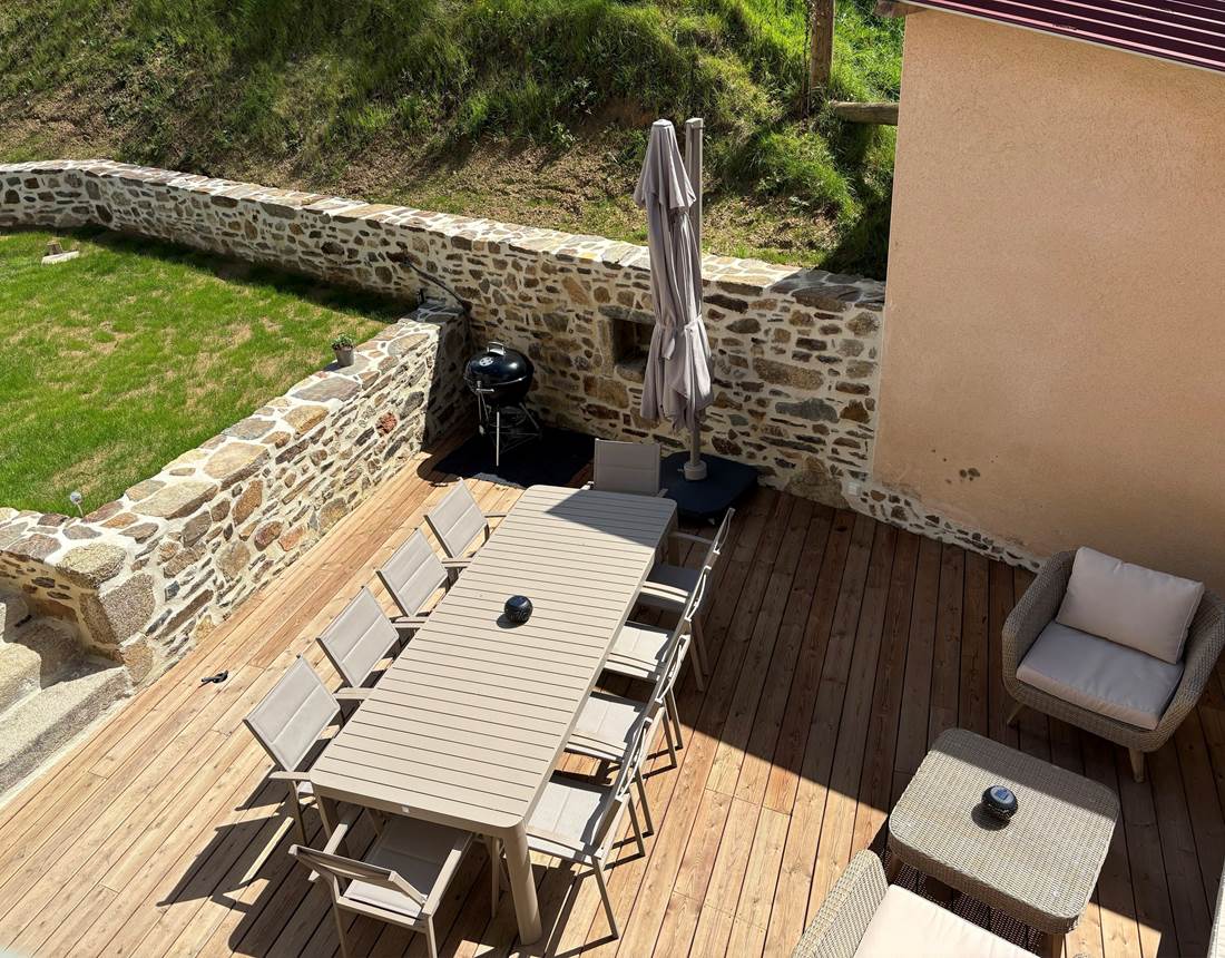 Grande terrasse vue du haut clos des hirondelles limousin