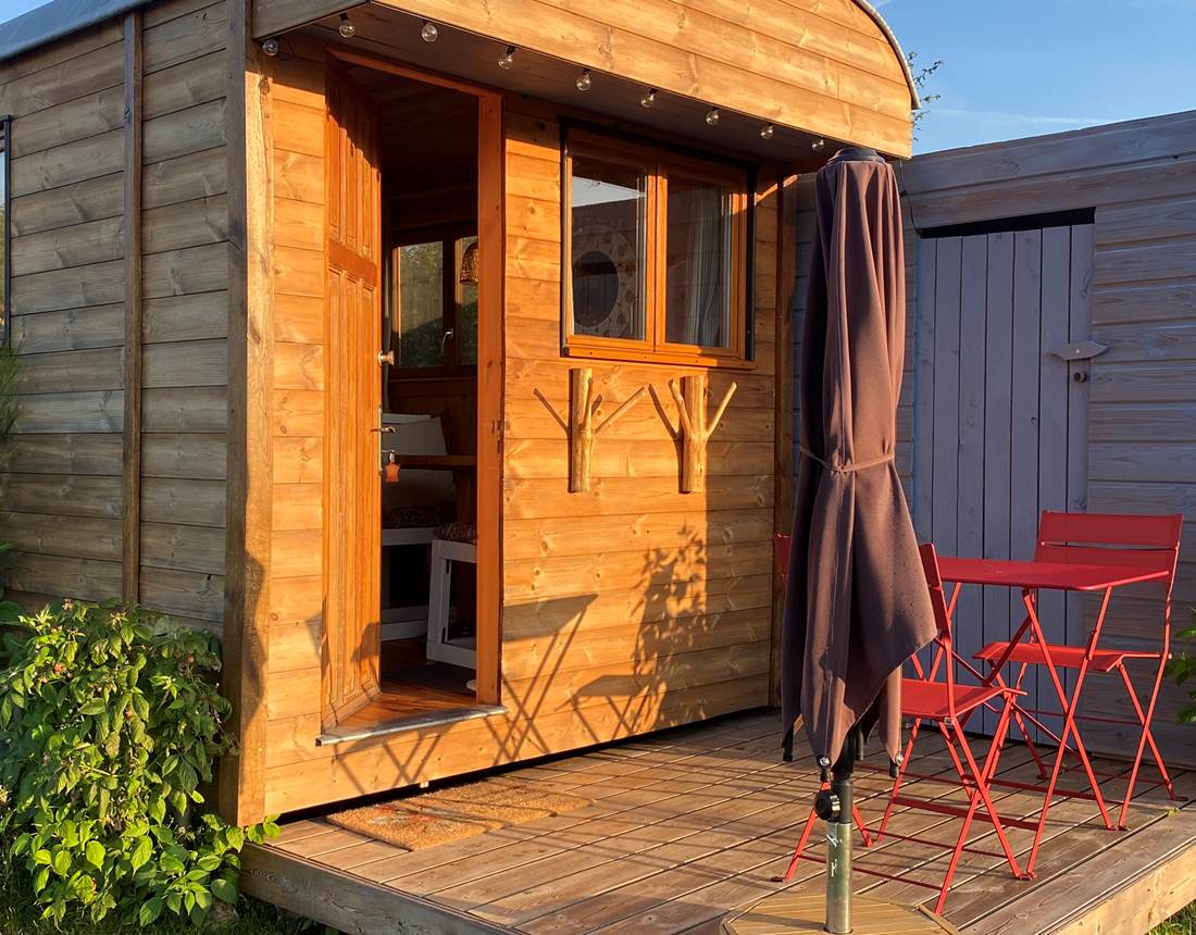 Les terres de la chouette, terrasse baignée de lumière matinale