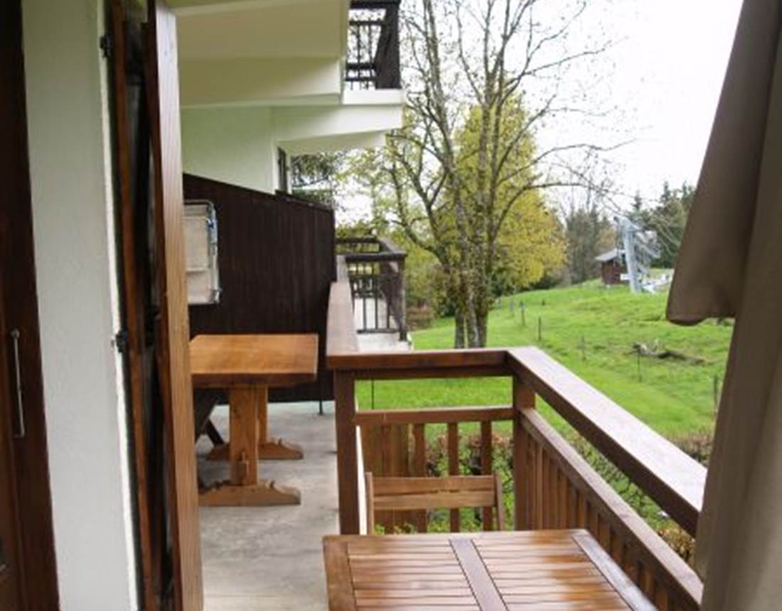 balcon d'angle avec meubles de jardin