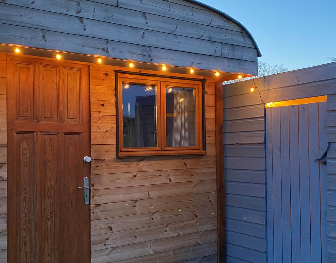 Les terres de la chouette,  la roulotte et son éclairage du soir