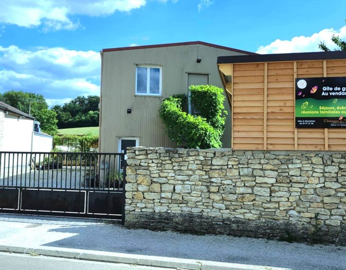 entrée-du-gite-de-groupe-au-vendangeoir