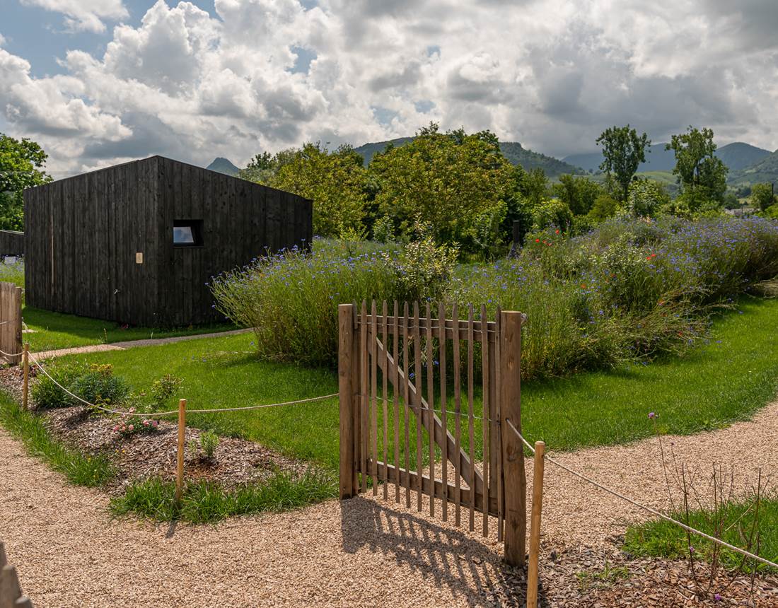 Cabane avec vue sur la montagne