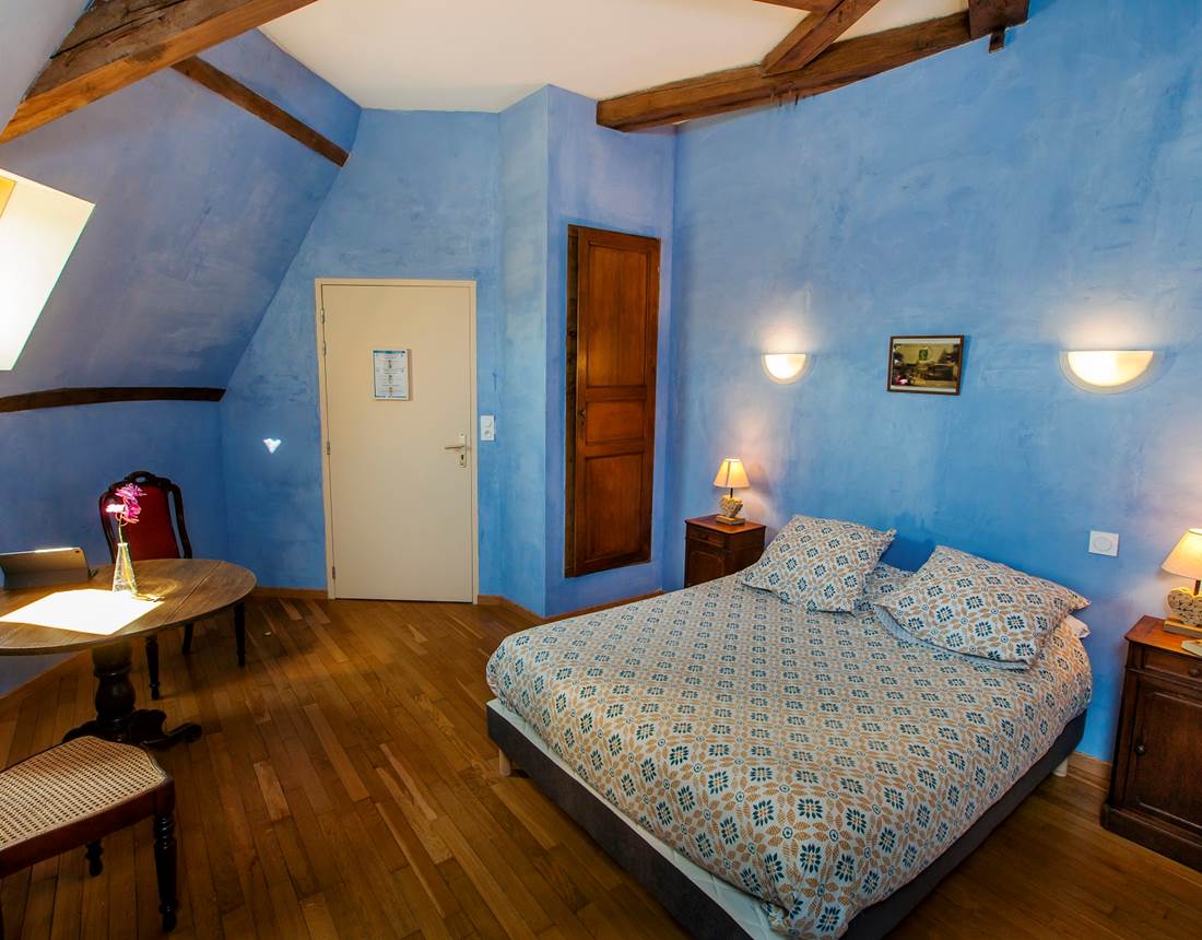 Chambre 7 Tour de Guet au Chateau de Charbogne : chambre double située au 2ème étage