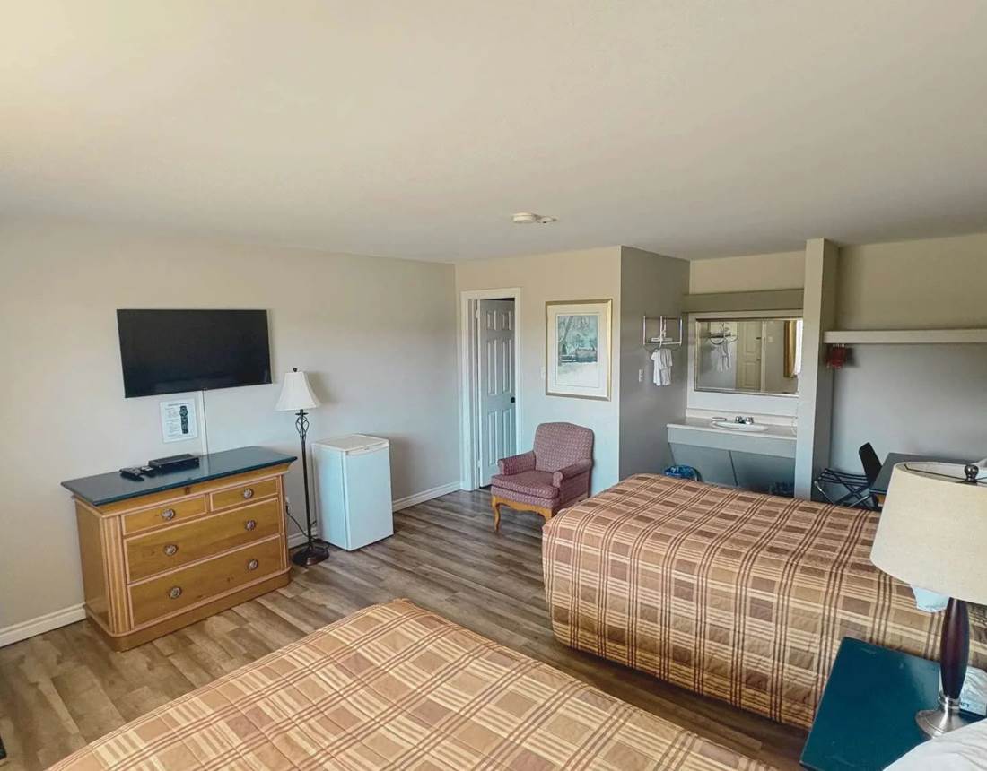 Chambre avec deux lits doubles