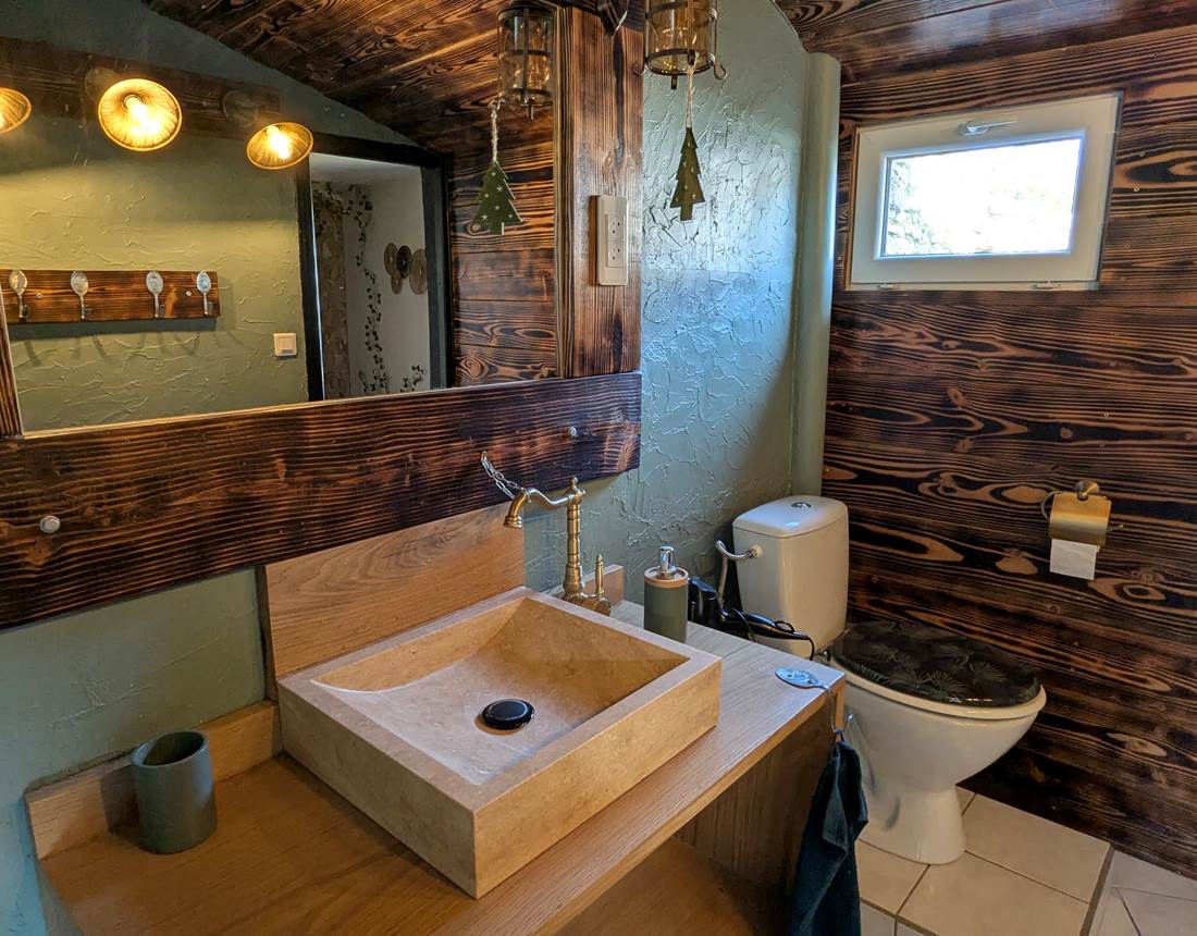 salle-de-bains-toilettes-avec-linge-fourni