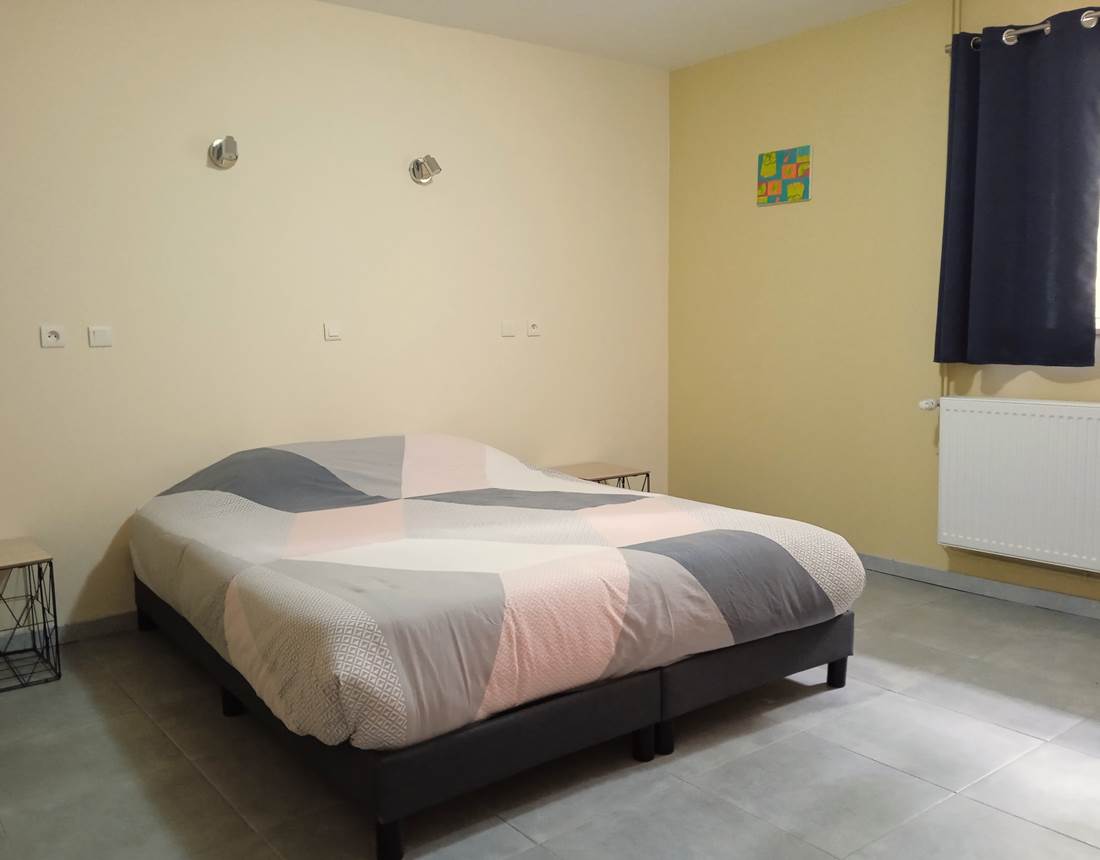 chambre n°2 au rez-de-chaussée, accès PMR