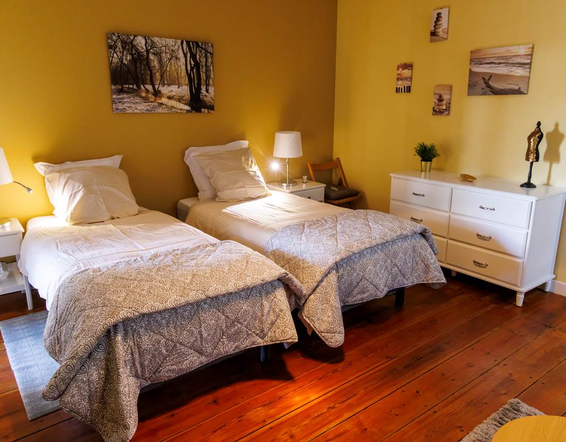 Et voici la chambre avec deux lits jumeaux de 90 cm de large